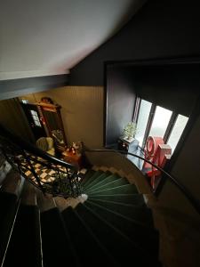 ヨーテボリにあるホテル オニクセンのリビングルームから螺旋階段を望めます。