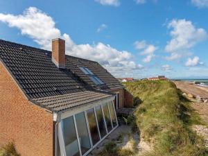 una casa con techo en una playa en 10 person holiday home in Fr strup, en Lild Strand