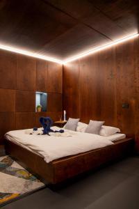 sypialnia z dużym łóżkiem i drewnianymi ścianami w obiekcie Modul Kometa w mieście Hrdoňov