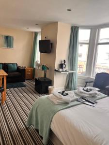 ein Hotelzimmer mit einem Bett und einem Sofa in der Unterkunft The Oxfordshire in Blackpool