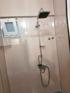 a shower in a bathroom with a mirror at Villa tipindeki 3+1 in Alanya