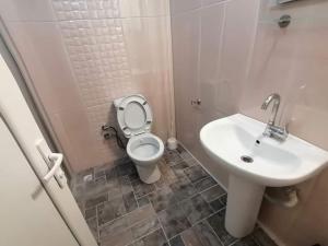 a bathroom with a toilet and a sink at Villa tipindeki 3+1 in Alanya