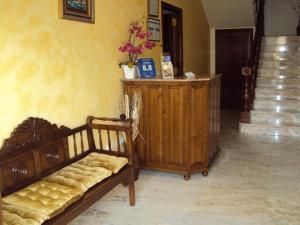 kanapa w pokoju z żółtą ścianą w obiekcie Casa Fuentes w mieście Poio