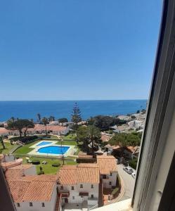 Blick auf ein Resort mit Pool und Meer in der Unterkunft Apartamento con vistas al mar in Málaga