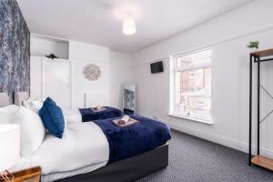 sypialnia z 2 łóżkami i oknem w obiekcie Stylish Home with Garden, Free Street Parking w mieście Hull