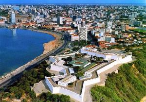uma vista aérea de uma cidade ao lado de uma massa de água em Hospedaria Zac em Luanda