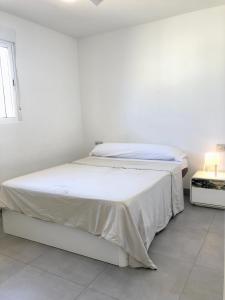 biała sypialnia z łóżkiem i oknem w obiekcie Siriana Suites 101, 001 w mieście Benalmádena