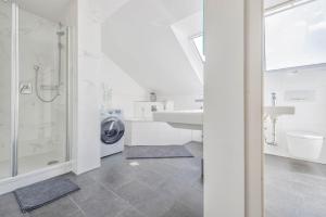 Un baño blanco con lavabo y lavadora. en Waidla-Studio, en Freyung 25 fotos más