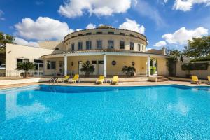 una casa con piscina di fronte a una casa di Sera - Luxury 3 bedroom apartment with pool, golf,beach a Ludo