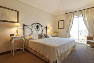 una camera con un letto e una grande finestra di Tulio 2 Bedroom Luxury Apartment located in Encosta Do Lago a Quinta do Lago