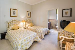 En eller flere senge i et værelse på Sera - Luxury 3 bedroom apartment with pool, golf,beach + 7 billeder