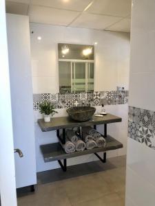 W łazience znajduje się umywalka i lustro. w obiekcie Siriana Suites 101, 001 w mieście Benalmádena