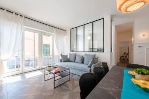 ein Wohnzimmer mit einem Sofa und einem Tisch in der Unterkunft JOIVY Beautiful family flat with a Sea View in Rapallo