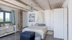 En eller flere senge i et værelse på Milos Retreat Fusion + 82 billeder