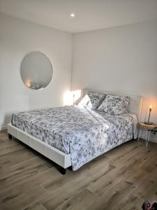 Studio moderne, place parking privé, emplacement idéal à 100 m du lac.客房内的一张或多张床位