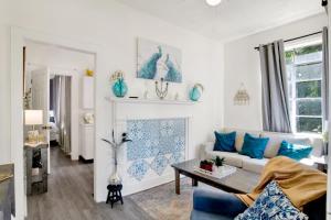 uma sala de estar com um sofá e uma lareira em Charming Midtown Apt - Hannon Hideaway Unit A em Mobile