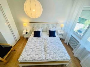 a bedroom with a large bed with blue pillows at Ferienwohnung Blau in Bad Zwischenahn