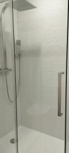 Studio moderne, place parking privé, emplacement idéal à 100 m du lac.的一间浴室