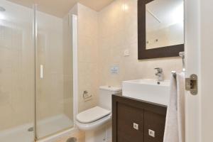 ein Badezimmer mit Toilette, Waschbecken und Dusche in der Unterkunft Apartamento con vistas al mar y parking incluido in Torrox Costa + 7 Fotos