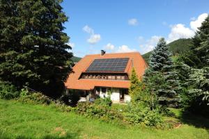 una casa con paneles solares en el techo en Casa Cara, en Baiersbronn