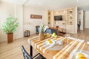 - un salon avec une table et des fruits dans l'établissement Apartamento Lírio - Minho's Guest, à Braga