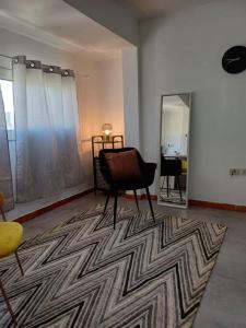 a living room with a rug and a mirror at סטודיו עידן in Tel Aviv