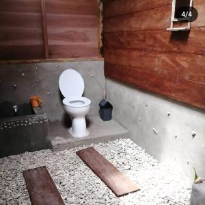 - Baño con aseo en un edificio en Palambak Paradise Resort Pulau Banyak, en Pulau Palambakbesar