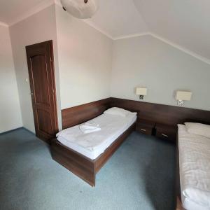 Ένα ή περισσότερα κρεβάτια σε δωμάτιο στο Chelosiowy Dworek