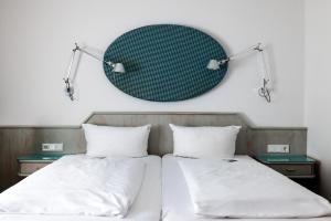 Postel nebo postele na pokoji v ubytování Flair Hotel zum Storchen
