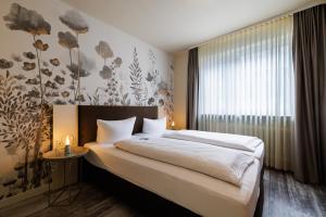 Postel nebo postele na pokoji v ubytování Flair Hotel zum Storchen