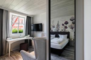 Postel nebo postele na pokoji v ubytování Flair Hotel zum Storchen