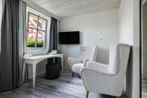 TV a/nebo společenská místnost v ubytování Flair Hotel zum Storchen