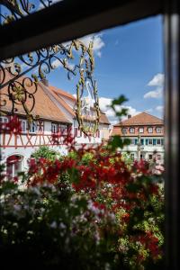 widok na budynek z kwiatami na pierwszym planie w obiekcie Flair Hotel zum Storchen w mieście Bad Windsheim