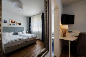 Postel nebo postele na pokoji v ubytování Flair Hotel zum Storchen