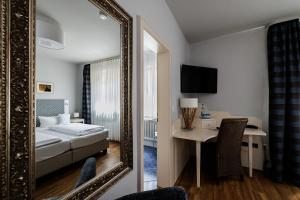 Postel nebo postele na pokoji v ubytování Flair Hotel zum Storchen