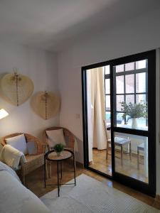 een slaapkamer met een bed en een woonkamer met een tafel bij Estudio con Encanto en Navacerrada in Navacerrada