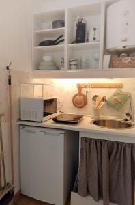 encimera de cocina con microondas y fregadero en Estudio con Encanto en Navacerrada, en Navacerrada