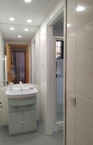 y baño con lavabo y espejo. en Estudio con Encanto en Navacerrada, en Navacerrada