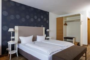 Postel nebo postele na pokoji v ubytování Flair Hotel zum Storchen
