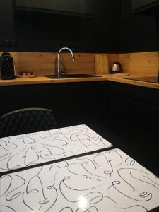 安锡Studio moderne, place parking privé, emplacement idéal à 100 m du lac.的相册照片