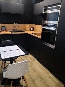 Studio moderne, place parking privé, emplacement idéal à 100 m du lac.的厨房或小厨房
