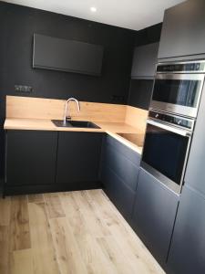 Studio moderne, place parking privé, emplacement idéal à 100 m du lac.的厨房或小厨房