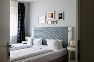 Postel nebo postele na pokoji v ubytování Flair Hotel zum Storchen