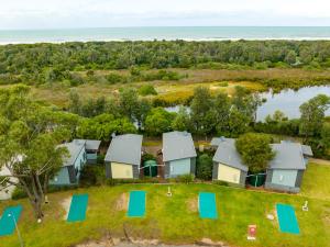 uma vista aérea de uma casa com um campo de golfe em NRMA Eastern Beach Holiday Park em Lakes Entrance