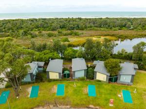 una vista aérea de una casa con campo de golf en NRMA Eastern Beach Holiday Park, en Lakes Entrance