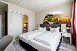 Postel nebo postele na pokoji v ubytování Flair Hotel zum Storchen