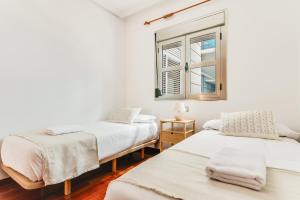 2 camas en una habitación con ventana en Home2Book Comfy Apartment Las Palmas Center Triana, en Las Palmas de Gran Canaria