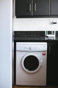een witte oven in een keuken met een aanrecht bij Cherry Blossom - Backup Power Inverter in Ceres