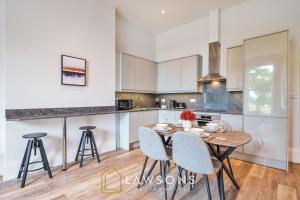 a kitchen with a table and chairs in a room at Executive Living by Lawsons 3 Bed, 3 Bath Apartment in Portsmouth