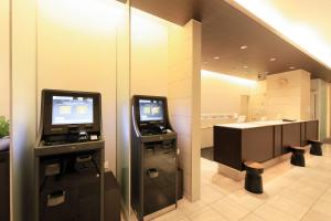 ein Zimmer mit zwei Videospielautomaten in der Unterkunft Richmond Hotel Narita in Narita